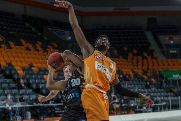 牢牢掌控在 牢牢掌控在